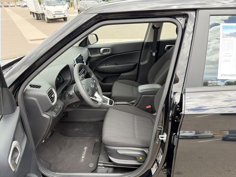 Used 2025 Hyundai Venue SE FWD image 16