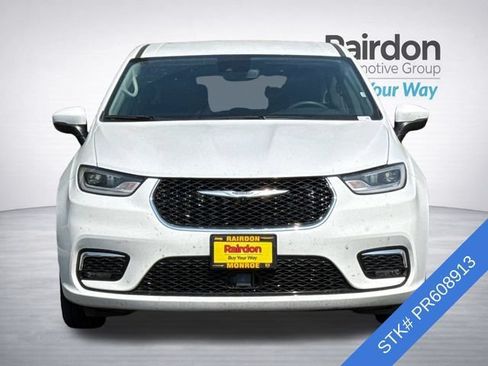 Used 2023 Chrysler Pacifica Touring-L FWD image 2