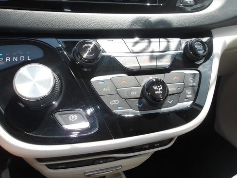 Used 2019 Chrysler Pacifica Touring-L Plus w/ Tire & Wheel Group image 19