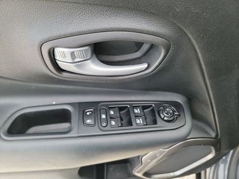 Used 2023 Jeep Renegade Latitude image 11