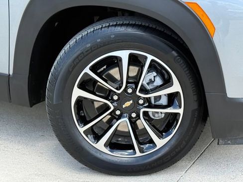 Used 2025 Chevrolet TrailBlazer LT image 2
