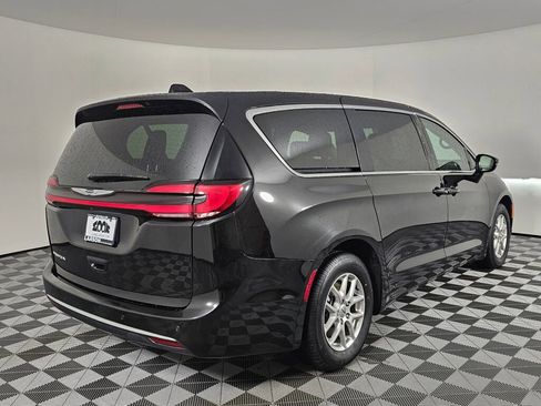 Used 2025 Chrysler Pacifica Select image 3