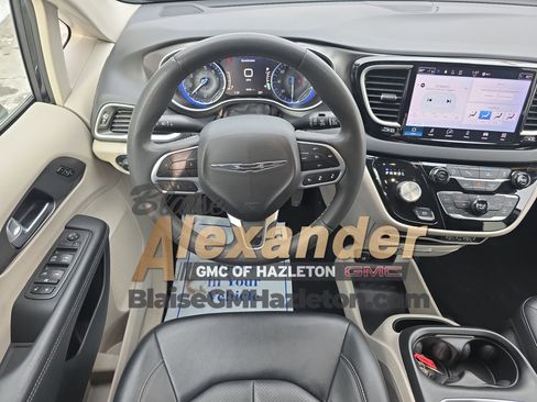 Used 2024 Chrysler Pacifica Touring-L image 3
