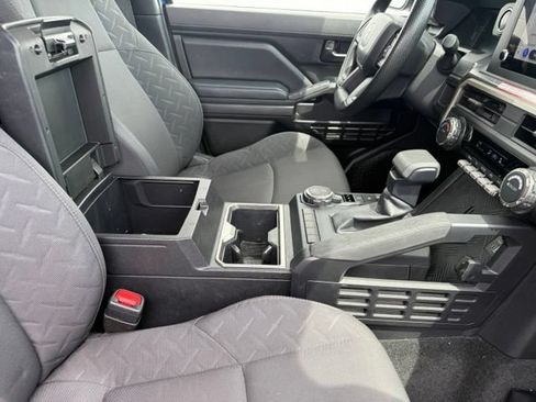Used 2025 Toyota Tacoma SR5 AWD/4WD image 17