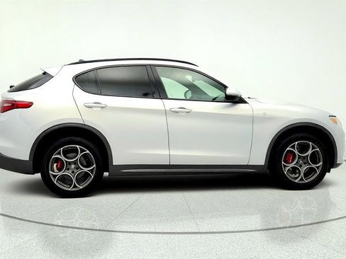 Used 2022 Alfa Romeo Stelvio Ti AWD/4WD image 4