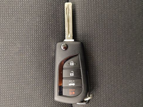 Used 2021 Toyota Corolla LE image 32