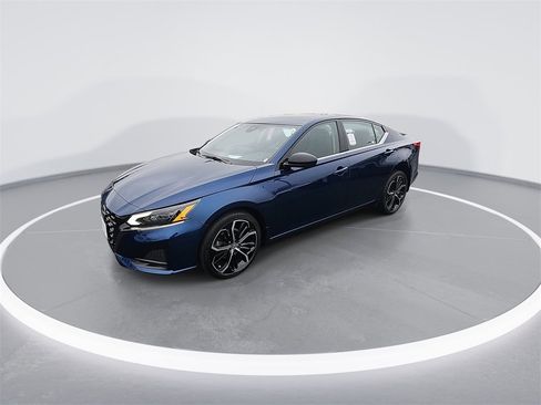 Used 2023 Nissan Altima 2.5 SR w/ SR Premium Package image 4