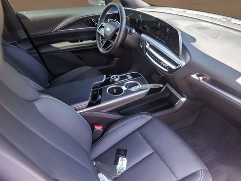 Certified 2024 Cadillac Lyriq Luxury AWD/4WD image 26