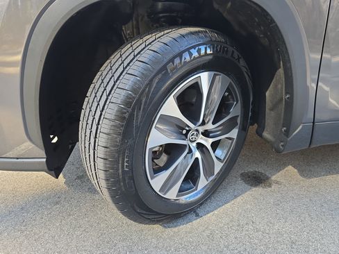 Used 2024 Toyota Highlander XLE image 34