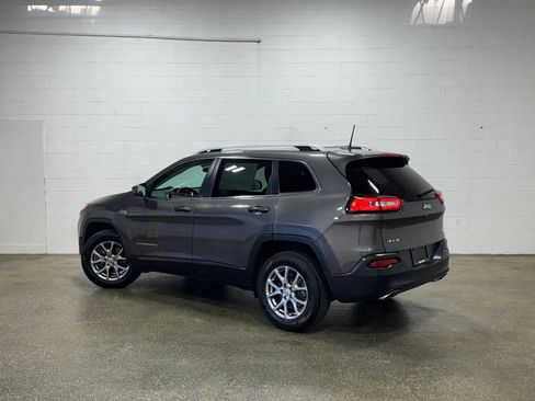 Used 2018 Jeep Cherokee Latitude Plus w/ Cold Weather Group AWD/4WD image 5