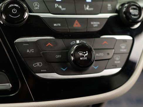 Used 2023 Chrysler Pacifica Touring-L FWD image 17