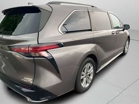 Used 2022 Toyota Sienna XSE w/ XSE Plus Package AWD/4WD image 11