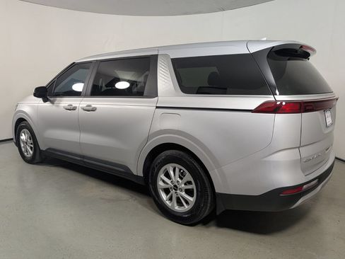 Used 2022 Kia Carnival LX FWD image 5