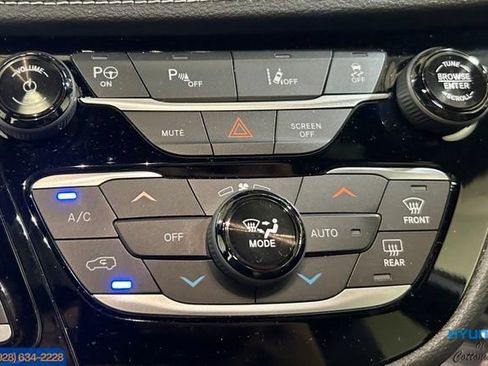 Used 2023 Chrysler Pacifica Limited w/ Uconnect Theater Family Group FWD image 42