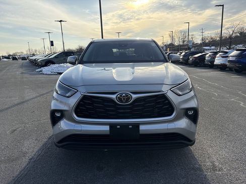 Used 2023 Toyota Highlander LE image 3