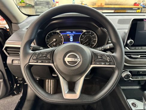 Used 2025 Nissan Altima 2.5 SV FWD image 17