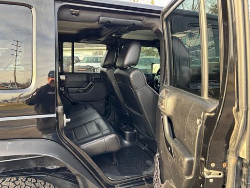 Used 2012 Jeep Wrangler Unlimited Sahara AWD/4WD image 15