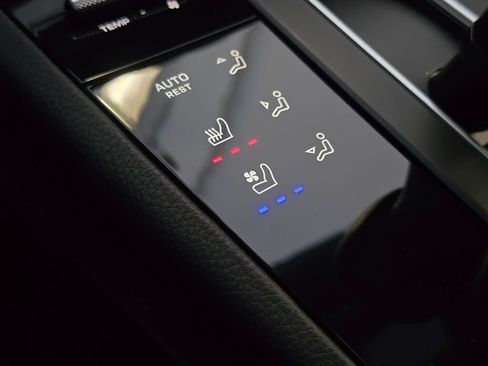 Certified 2026 Porsche Macan AWD/4WD image 45