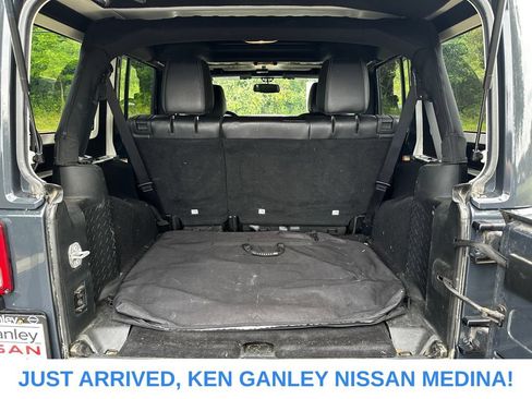 Used 2018 Jeep Wrangler Unlimited Sahara w/ Dual Top Group AWD/4WD image 17
