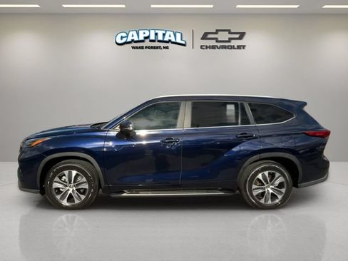 Used 2023 Toyota Highlander XLE FWD image 2
