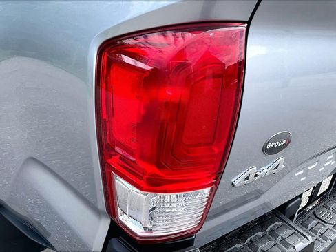 Used 2017 Toyota Tacoma SR AWD/4WD image 28
