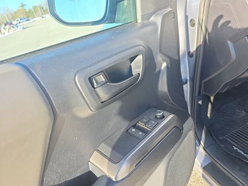 Used 2018 Toyota Tacoma SR5 AWD/4WD image 48