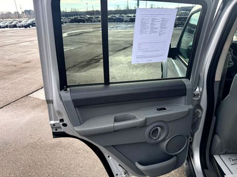 Used 2007 Jeep Commander Sport image 14