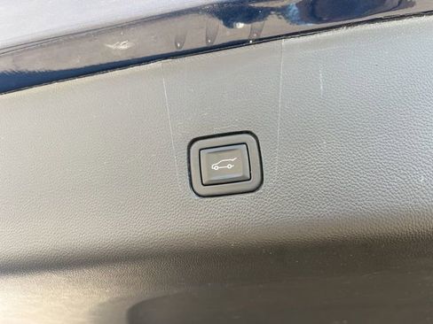 Used 2023 Chevrolet Traverse LT image 42