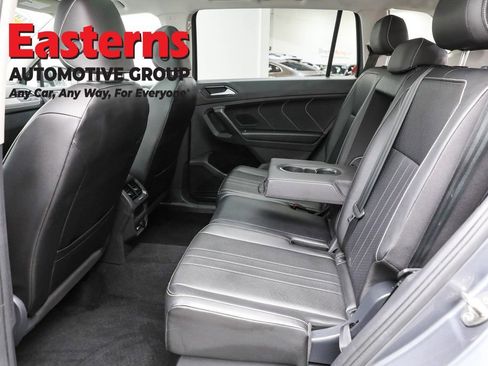 Used 2022 Volkswagen Tiguan SE w/ Panoramic Sunroof Package image 22