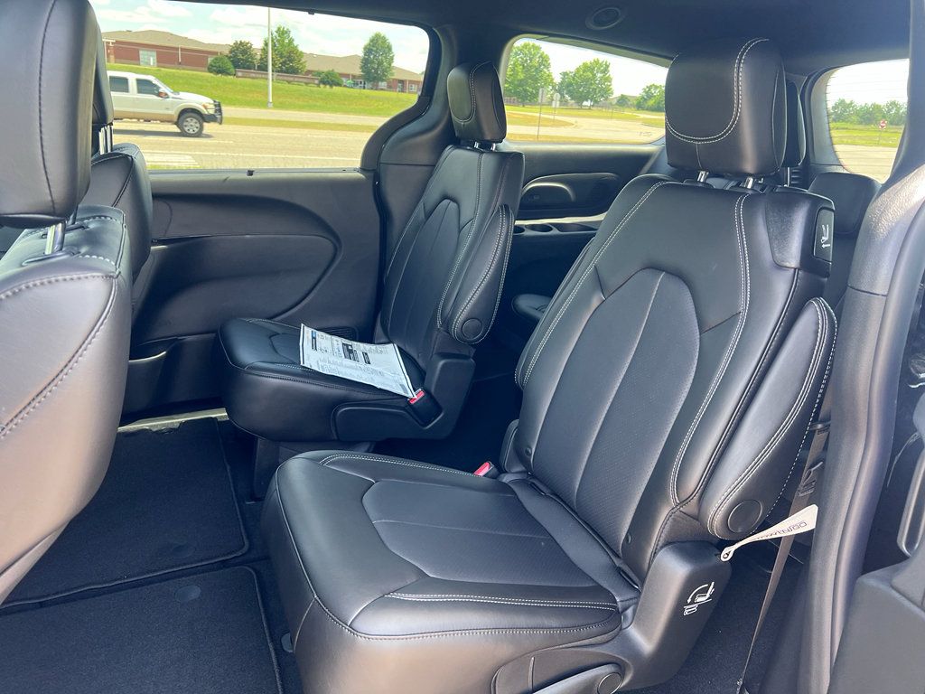 New 2027 Chrysler Pacifica Select w/ Family Tech Group FWD image 21
