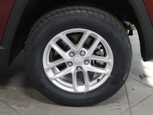 Used 2023 Jeep Grand Cherokee L Laredo image 16