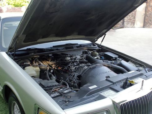 Used 1997 Lincoln Town Car Signature RWD image 9