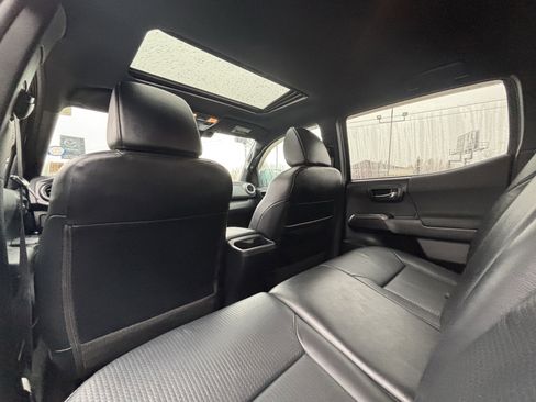 Used 2018 Toyota Tacoma TRD Sport image 19