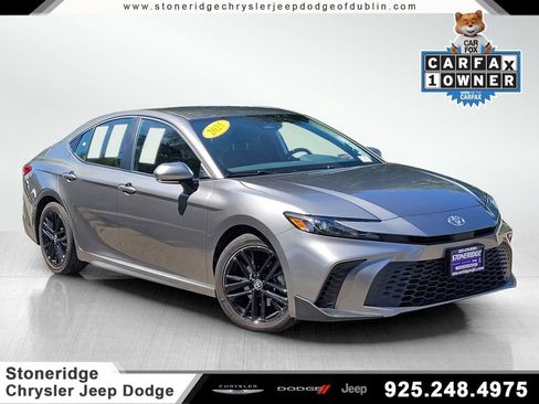 Used 2025 Toyota Camry SE FWD image 1