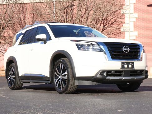 Used 2024 Nissan Pathfinder Platinum image 1