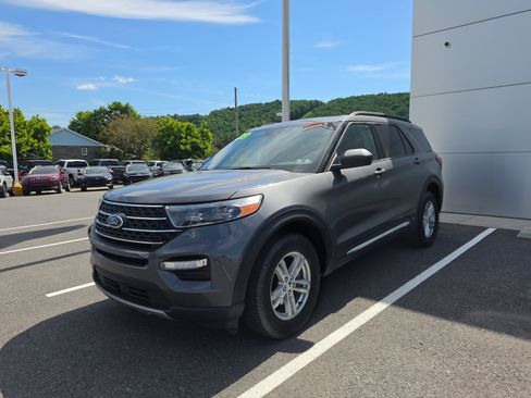 Used 2023 Ford Explorer XLT w/ Equipment Group 202A AWD/4WD image 7