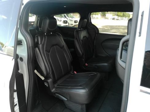 Used 2025 Chrysler Pacifica Select FWD image 25