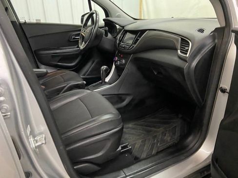 Used 2020 Chevrolet Trax LT w/ LT Convenience Package AWD/4WD image 20