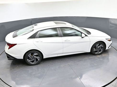 Certified 2025 Hyundai Elantra SEL image 40