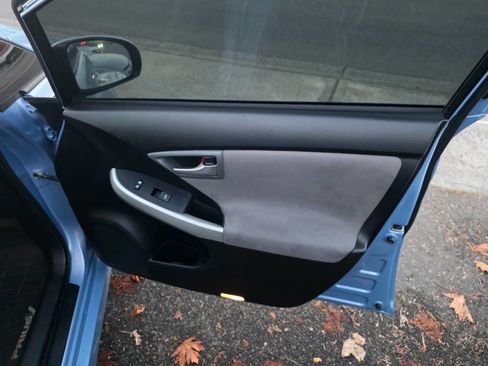 Used 2012 Toyota Prius Plug-In Hybrid image 25