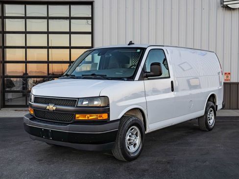 Used 2021 Chevrolet Express 3500 w/ Driver Convenience Package image 1