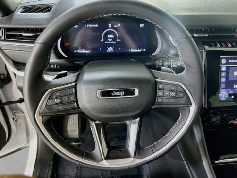 Used 2023 Jeep Grand Cherokee Altitude AWD/4WD image 11