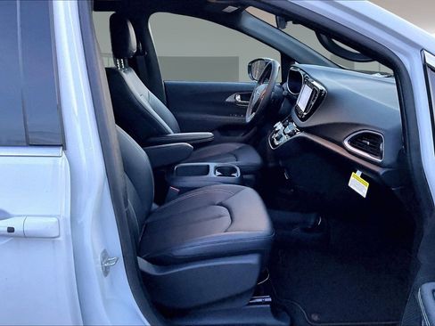 New 2026 Chrysler Voyager LX image 27