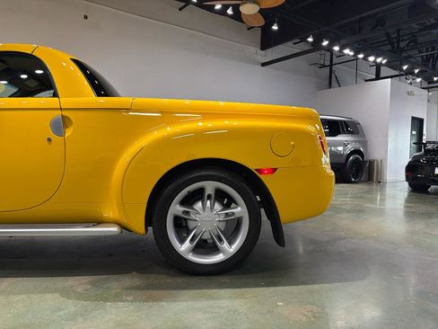 Used 2004 Chevrolet SSR w/ Preferred Equipment Group RWD image 5