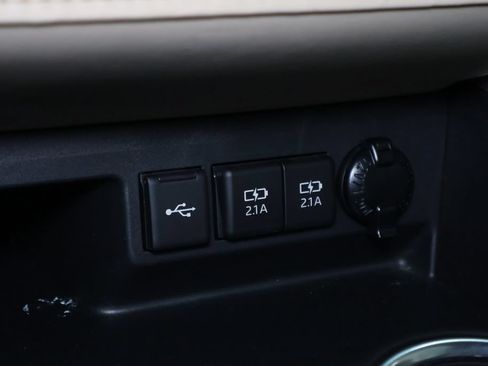Used 2021 Toyota Highlander XLE AWD/4WD image 32
