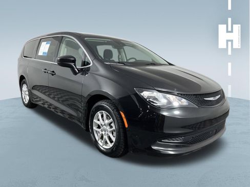 Used 2023 Chrysler Voyager LX FWD image 1