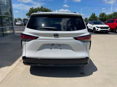 Used 2026 Toyota Sienna Platinum AWD/4WD image 6