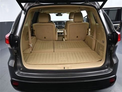 Used 2019 Toyota Highlander XLE image 19