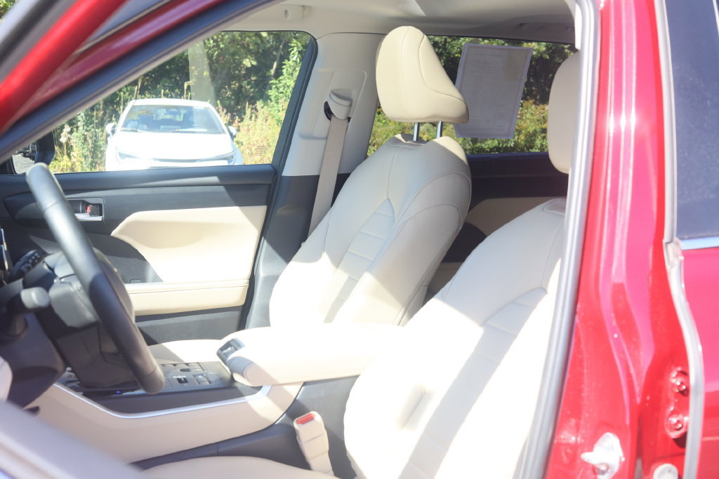 Used 2023 Toyota Highlander XLE AWD/4WD image 22