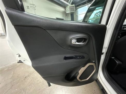 Used 2017 Jeep Renegade Latitude image 16